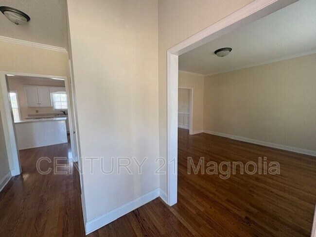 Building Photo - 330 Gardenia Dr