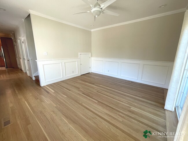 Building Photo - Spacious Three Bedroom Unit Close to Burli...