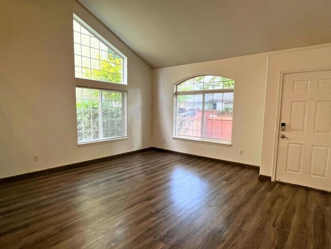 Building Photo - (BRO) 2 Bedroom/2 Bathroom with a Loft