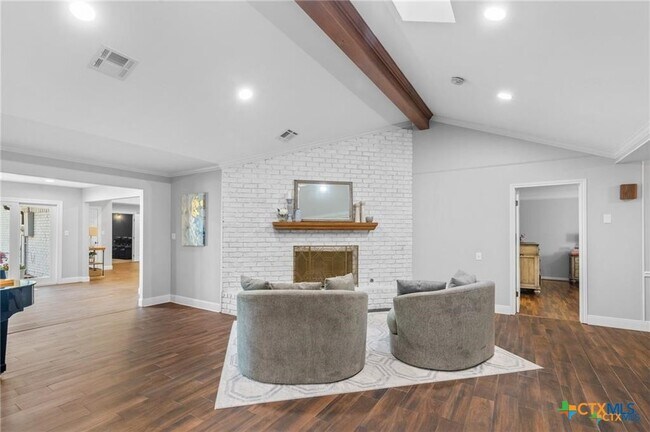 Foto del edificio - 6037 Country Club Dr