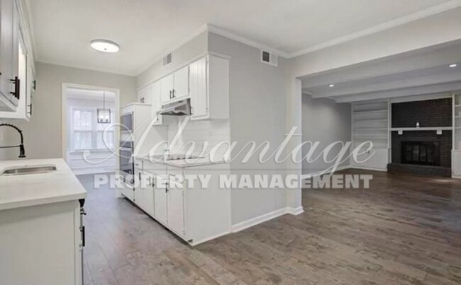 Foto del edificio - Schedule today to see this Gorgeous German...