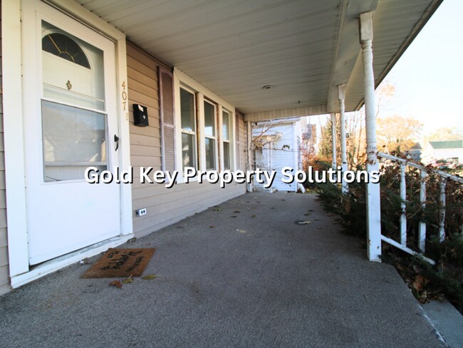 Foto del edificio - 2 BR 1 BA House with Fenced Backyard, Basement, and Garage NO SECTION 8