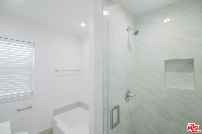 Building Photo - 8563 Holloway Dr