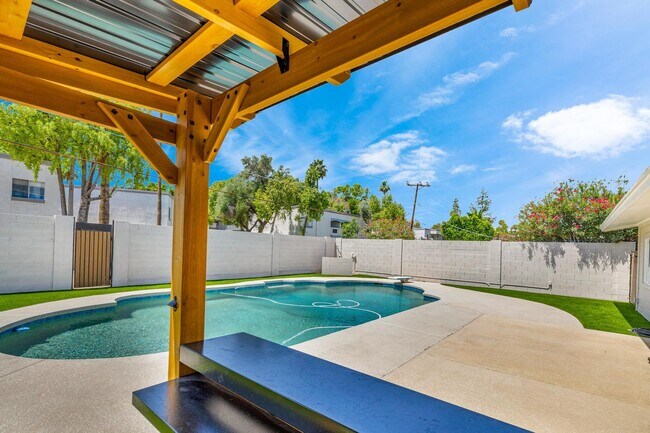 Foto del edificio - 6 Bedroom/4 Bath - Fully Remodeled