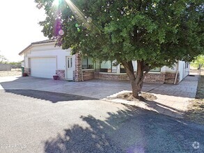 Building Photo - 5529 S Sioux Ave
