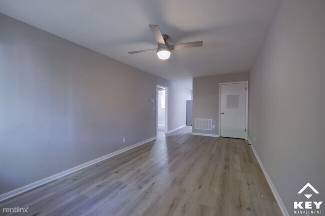 Building Photo - 2 br, 1 bath Townhome - 850 N Belmont Ave