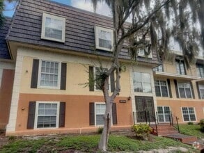 Building Photo - 4027 Versailles Dr