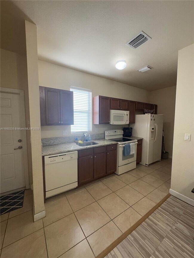 Building Photo - 9050 SW 169th Ct