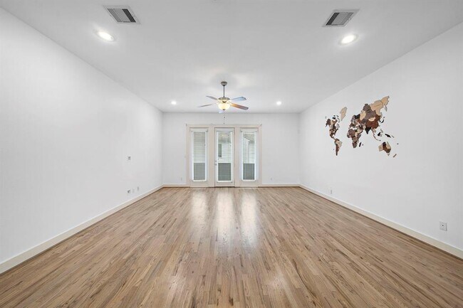 Building Photo - 2038 Tuam St