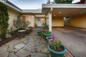 Building Photo - 3024-3024 SW 12th Ave