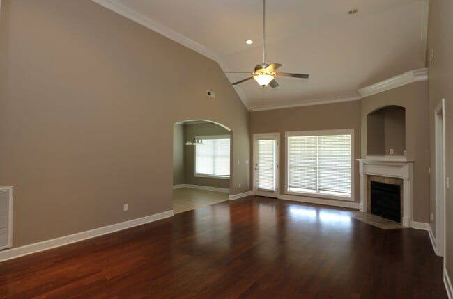 Building Photo - GREAT RENTAL IN FOX HOLLOW SUBDIVISION!