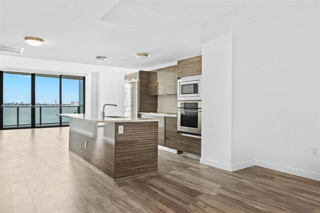 Foto del edificio - 460 NE 28th St