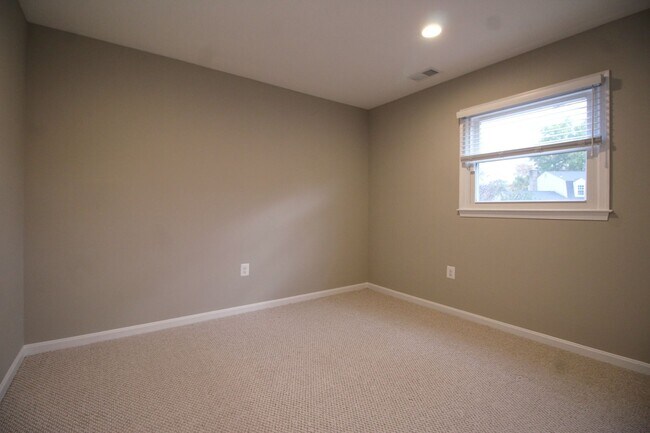 Building Photo - Large 4BR/3B Brick Home