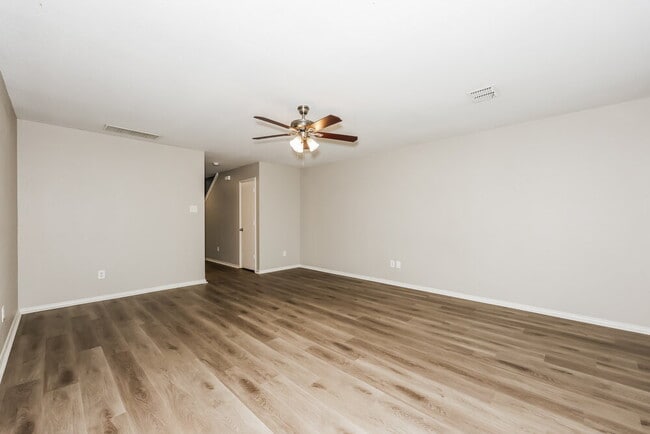 Foto del edificio - 6945 Meadow Way Ln