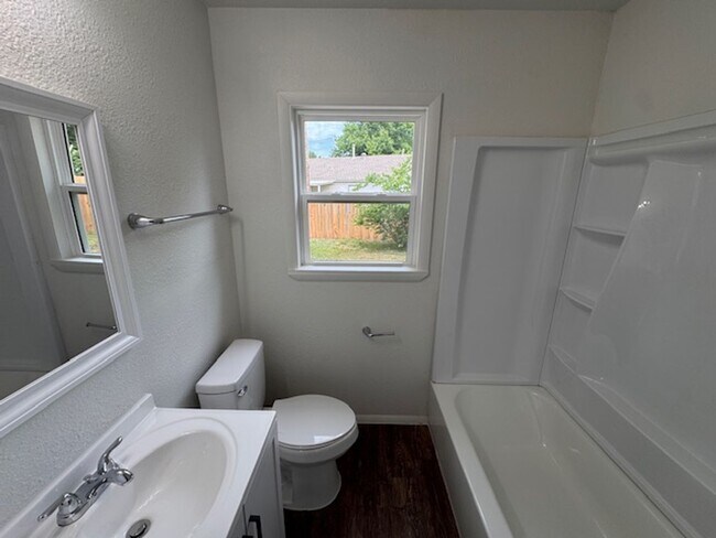 Foto del edificio - Brand New inside, great neighborhood and large fenced yard!  Call us today to make this your new ...