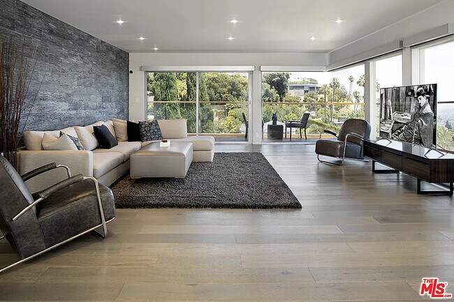 Foto del edificio - 1464 Sunset Plaza Dr