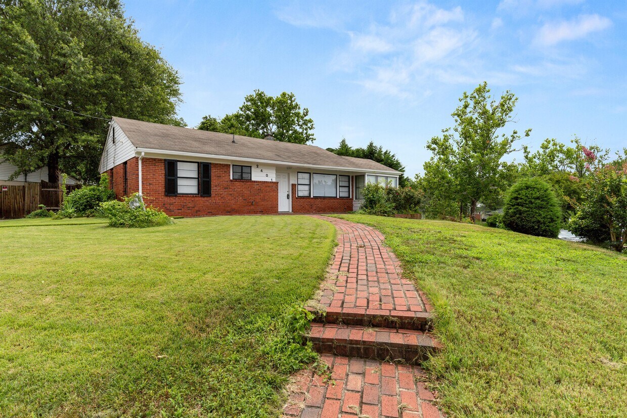 Primary Photo - 2401 Berkley St