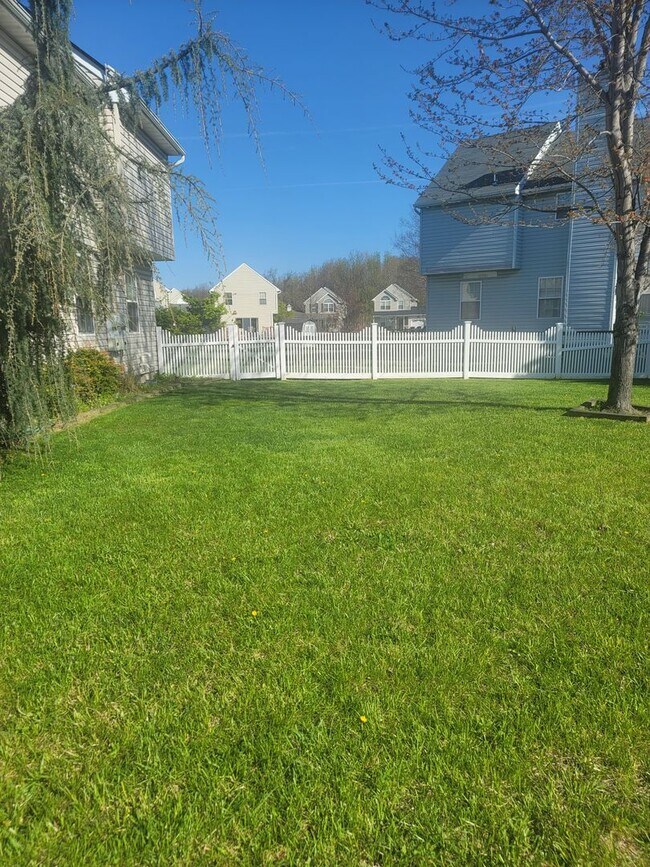 Building Photo - Middletown Townhouse