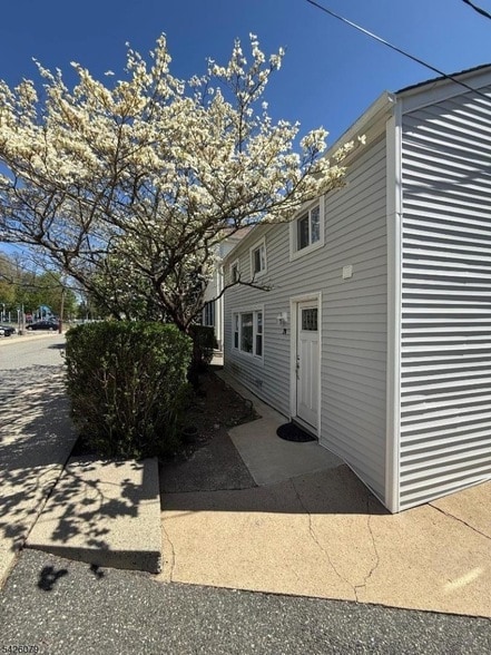 Foto del edificio - 20 Maple Ave