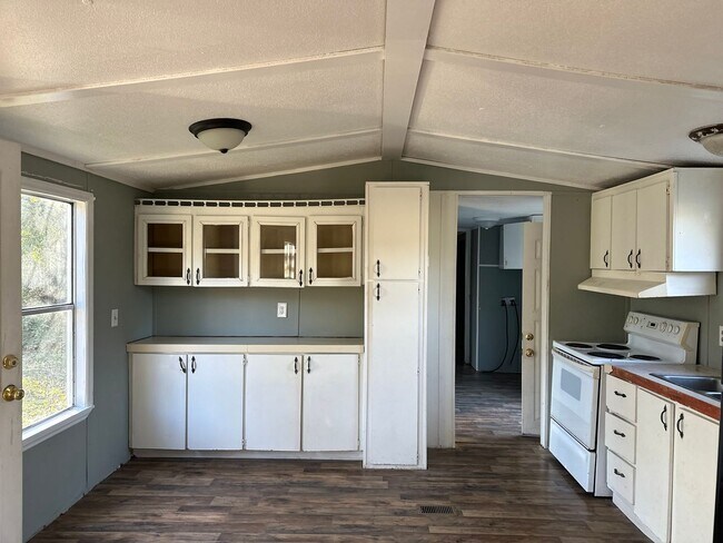 Building Photo - 3 bedroom 2 bath