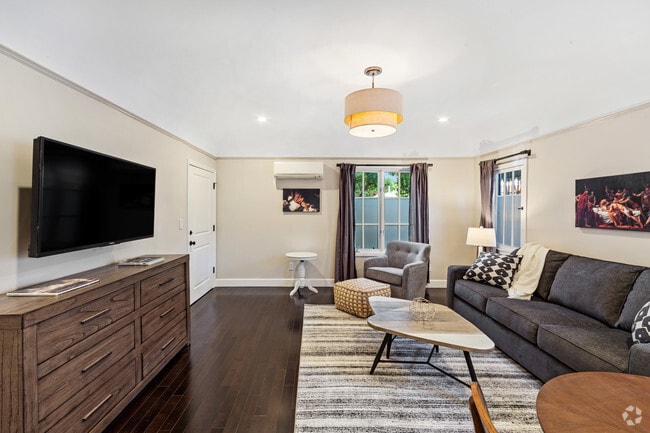 Building Photo - 1120 Poinsettia Dr