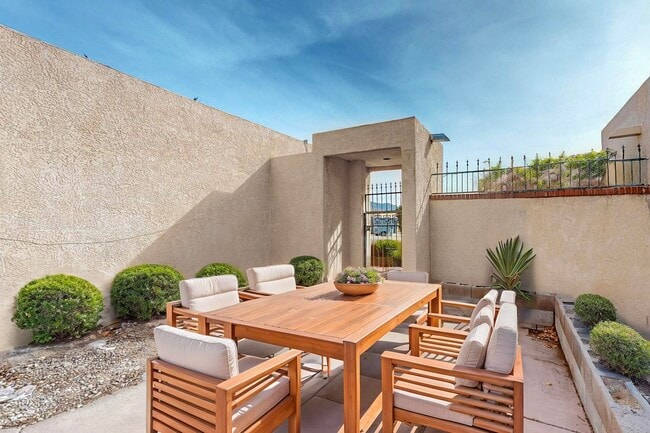 Building Photo - 10513 Camino Del Oso NE
