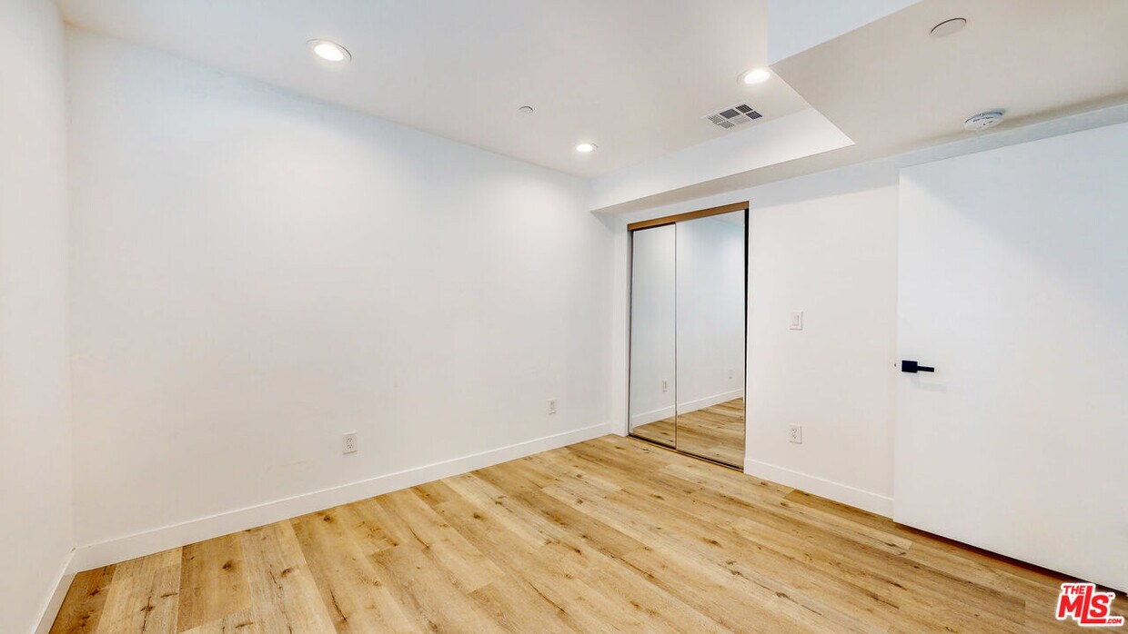 Primary Photo - 640 N Serrano Ave