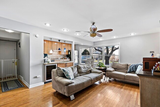 Building Photo - 304 Inverrary Ln