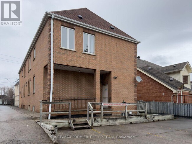 Photo du bâtiment - 2311 Major MacKenzie Dr.