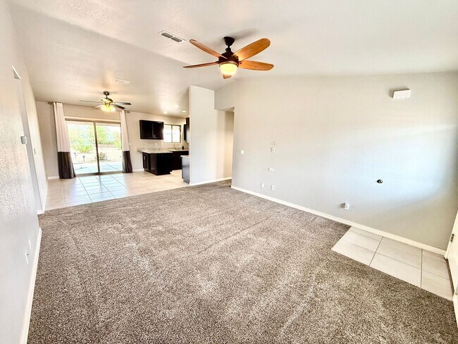Foto del edificio - Stylish 3BR Home in Cerbat Vistas | Split Floor Plan, Covered Patio & 2-Car Garage!