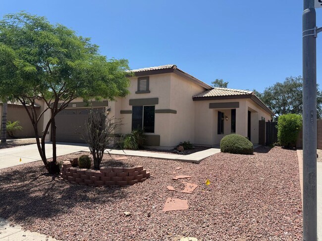 Building Photo - Beautifully Remodeled North Peoria Home 3 Bedroom 2 Bath Plus Office