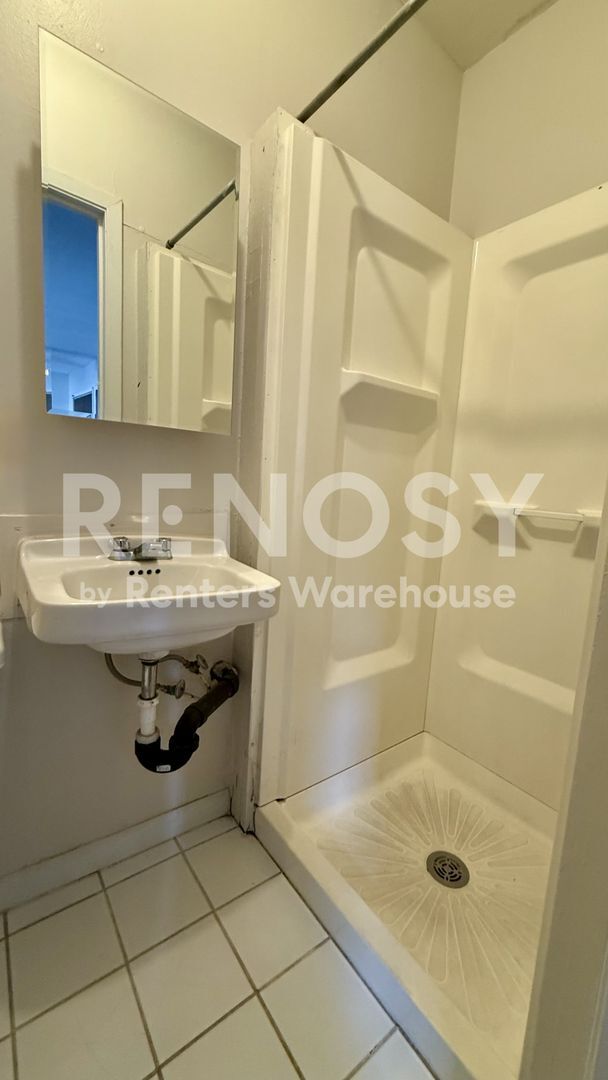 Building Photo - Available Now 2 Bedroom 2 Bath Condo in St. Paul