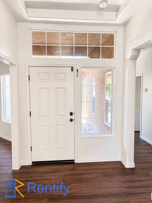 Building Photo - 4 bed, 2.5 bath home in NW Bakersfield - Gardener included