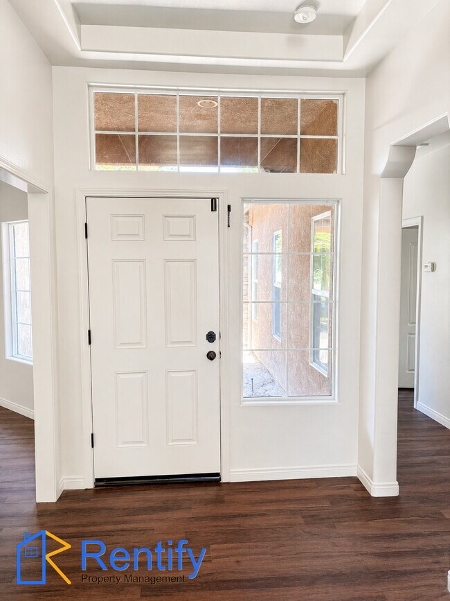Foto del edificio - 4 bed, 2.5 bath home in NW Bakersfield - Gardener included