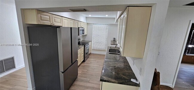 Building Photo - 2425 Mohawk Ave