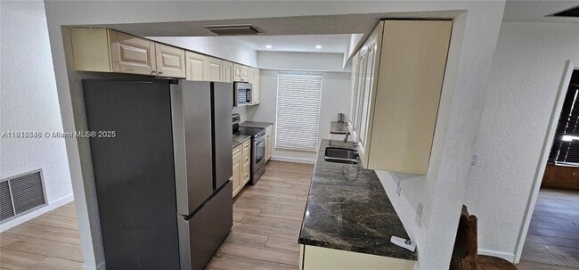 Foto del edificio - 2425 Mohawk Ave