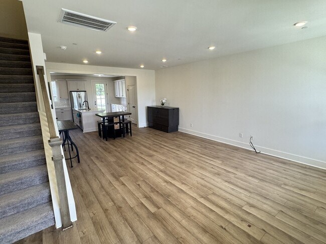 Building Photo - 120 Nearwater Pl