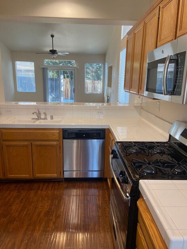 Building Photo - Cobble Hills Community - 3 Bdrm, 2 Bath