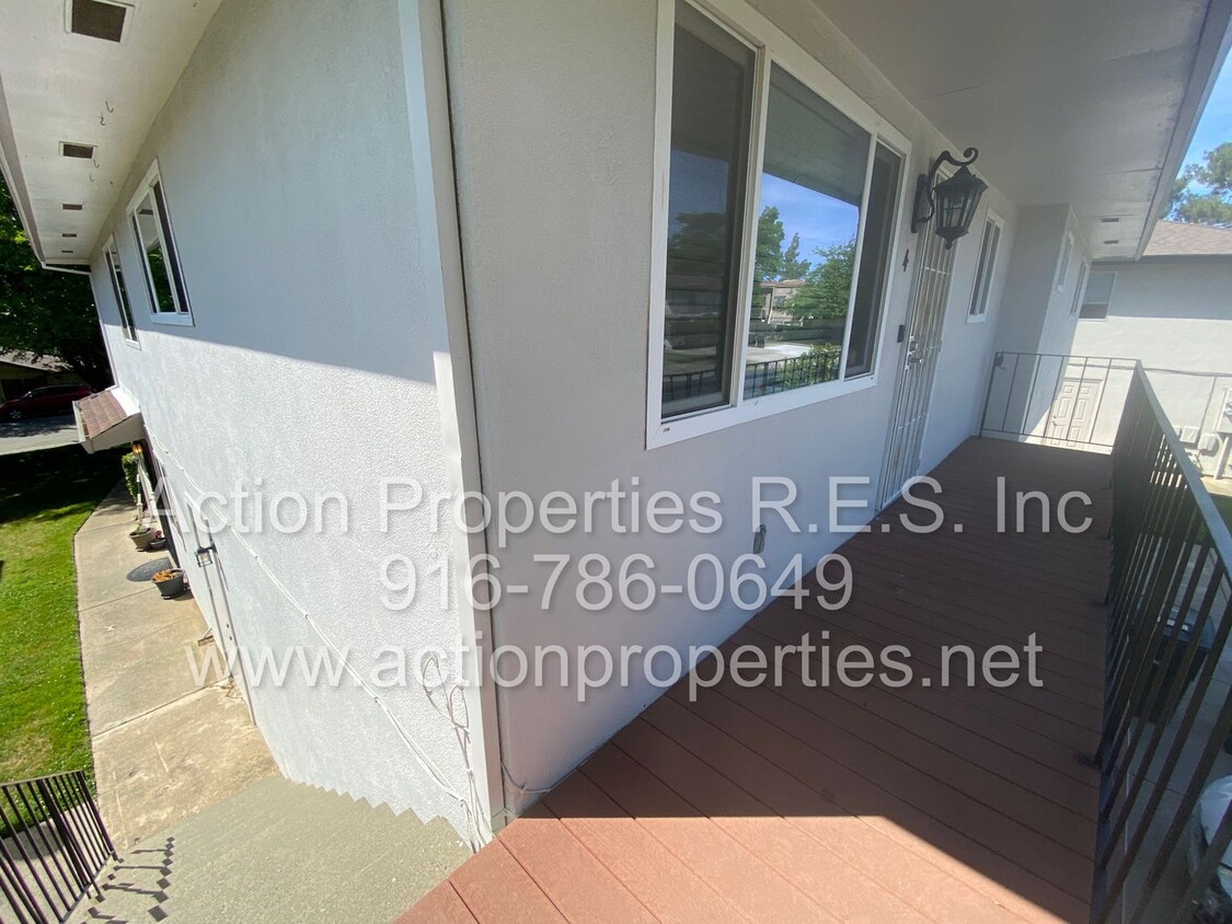 Foto principal - Central Roseville - 2 Bed, 1 Bath - Upper ...