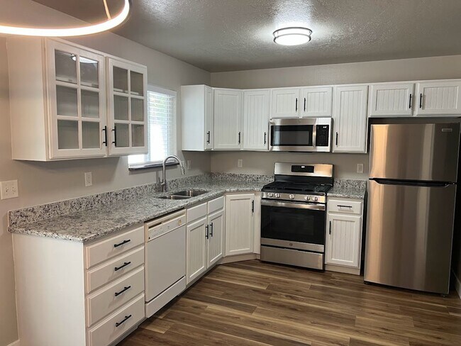 Foto del edificio - Newly Remodeled Throughout!