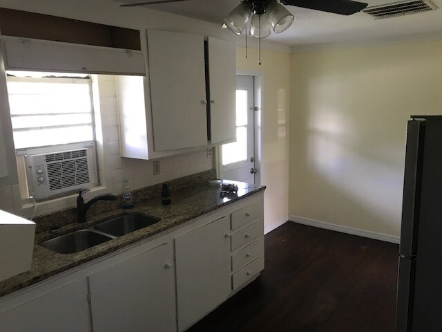 Building Photo - 255 N Elm St