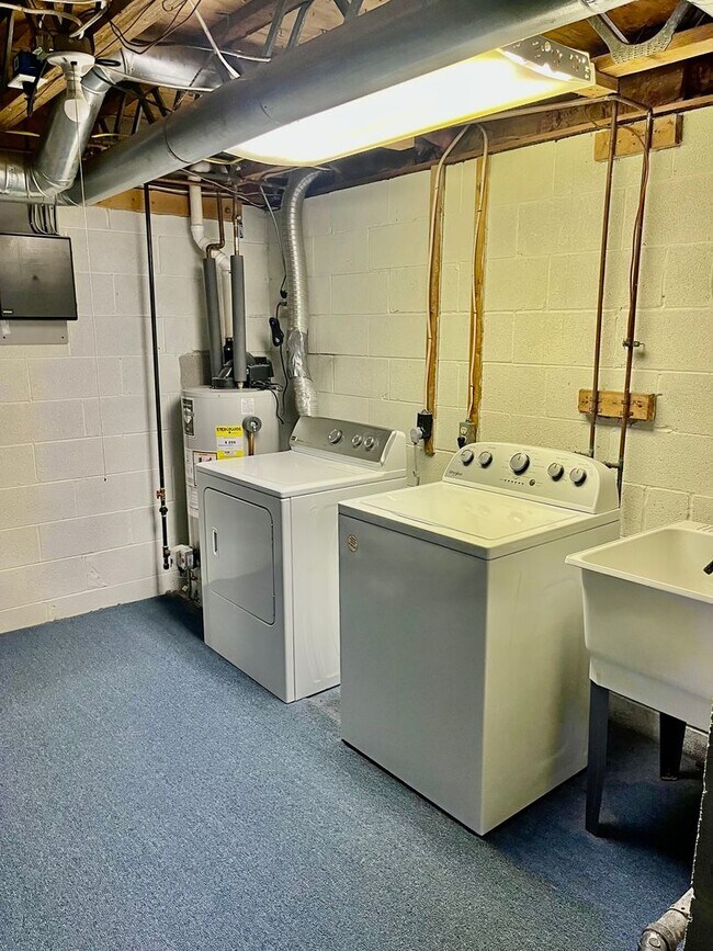 Foto del edificio - 8430 Fathom Dr