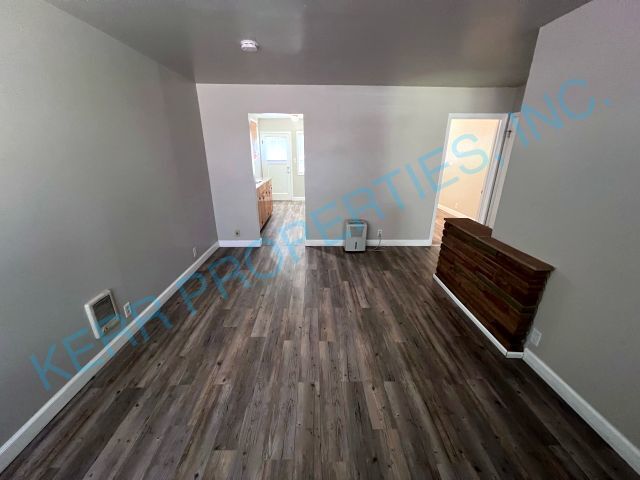 Building Photo - Charming 1-Bedroom Gem with Modern Comfort...