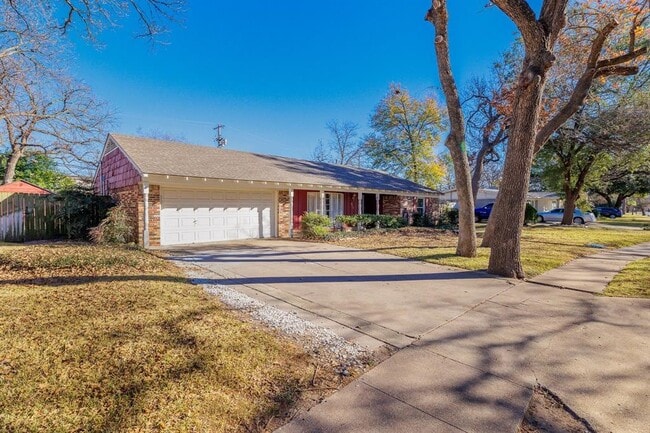 Building Photo - 808 E Tanglewood Dr