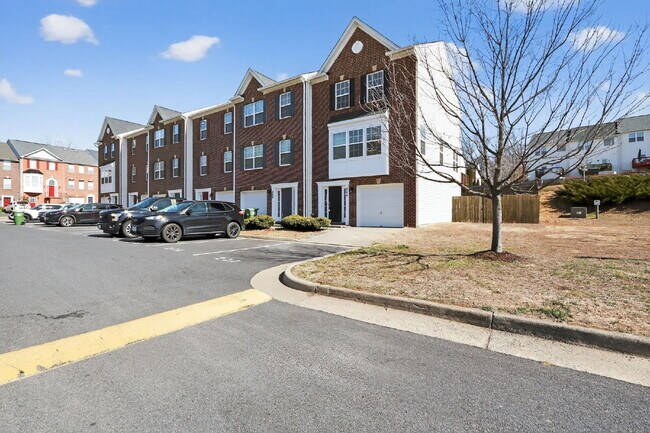 Foto del edificio - Welcome to a gorgeous end unit townhouse, located in the Heather Hills community.