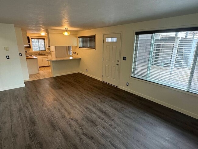Building Photo - 2 Bedroom Off Coburg Rd.