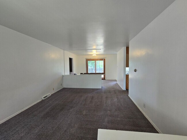 Building Photo - AVAILABLE NOW! 4 Bedroom Ranch home in Mar...