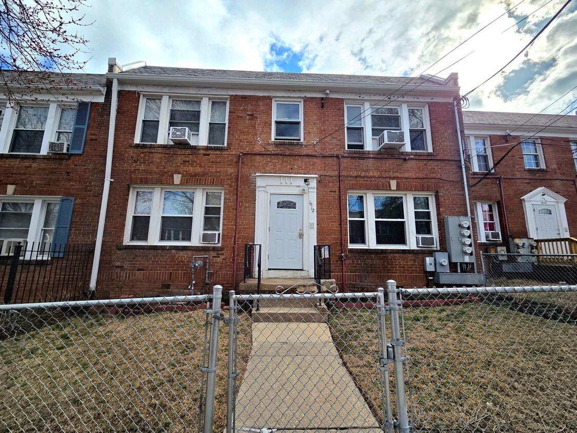 Primary Photo - Newly Renovated 1 BR + Den/1 BA Apartment ...