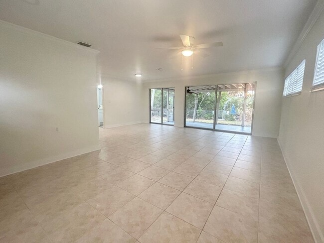 Building Photo - Charming 2 bedroom/1 Bathroom Home in Shore Acres