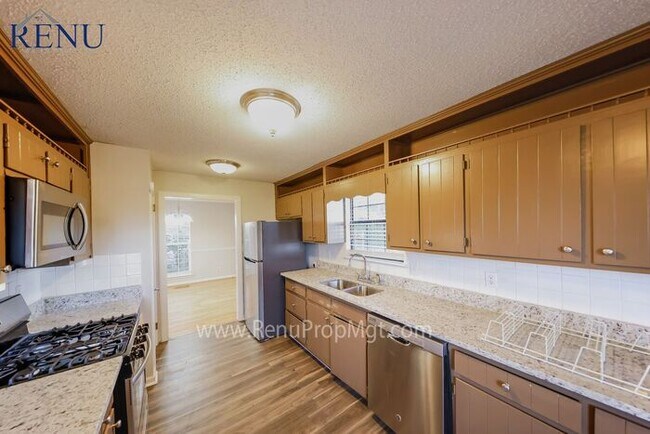 Foto del edificio - AVAILABLE NOW!!